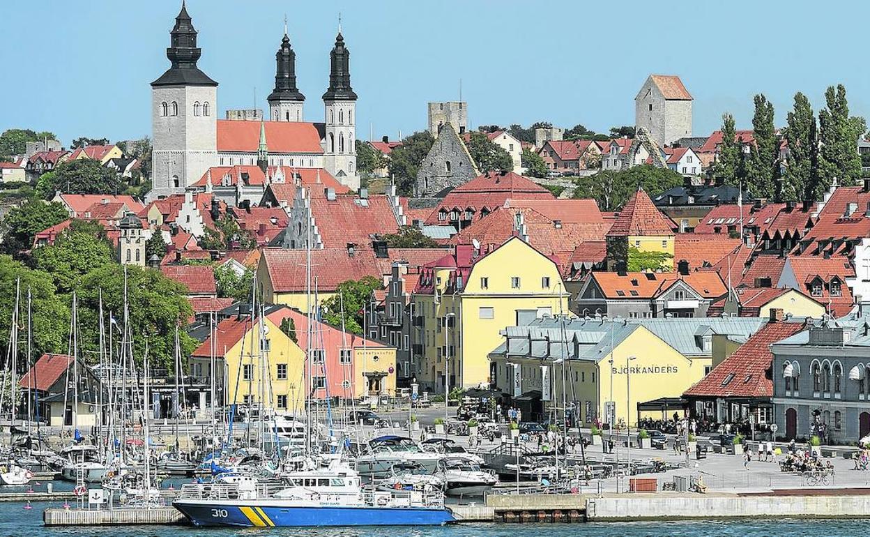 Panorámica de la catedral y la ciudad vieja de Visby.