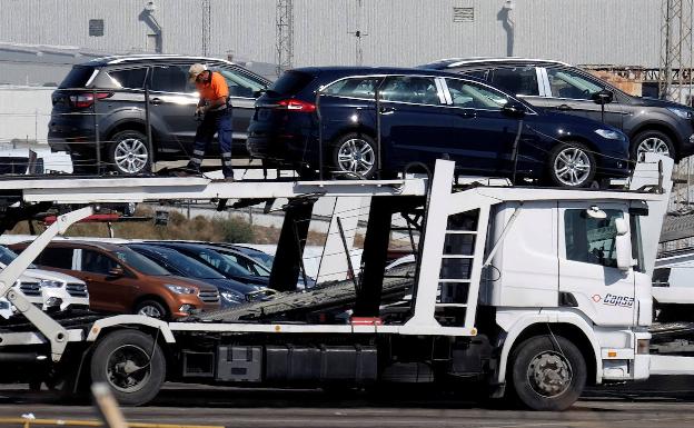 Traslado de vehículos en la campa de Ford Almussafes