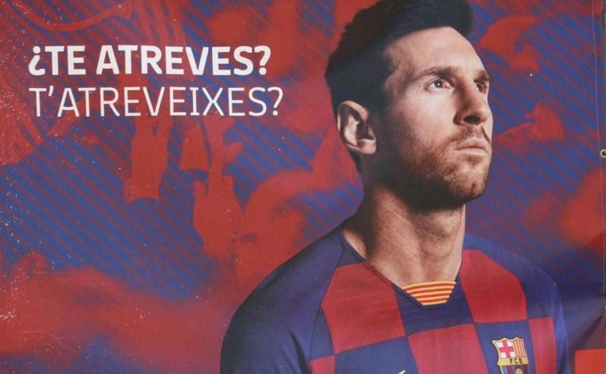 Cartel publicitario en el Camp Nou días después de que Messi pidiese por burofax irse ya del Barça. 