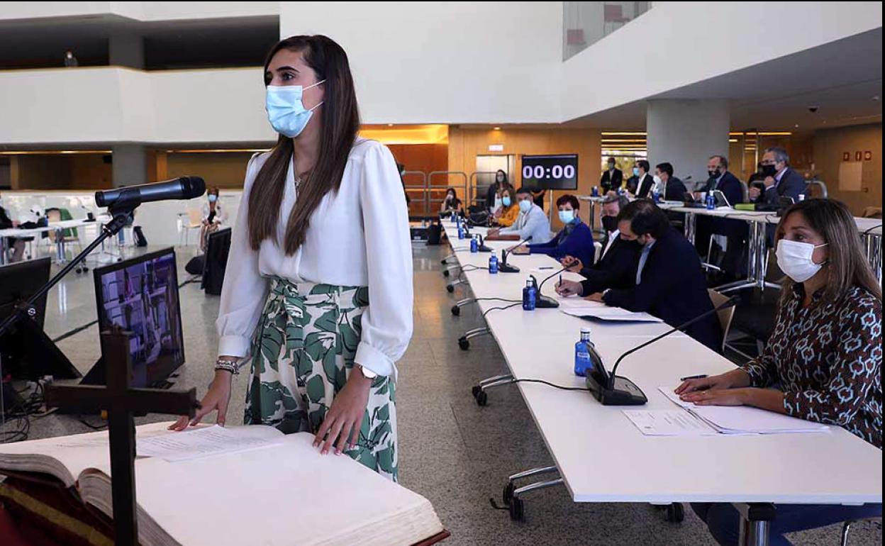 La nueva concejal del PP, Andrea Ballesteros, toma acta en el pleno municipal. 