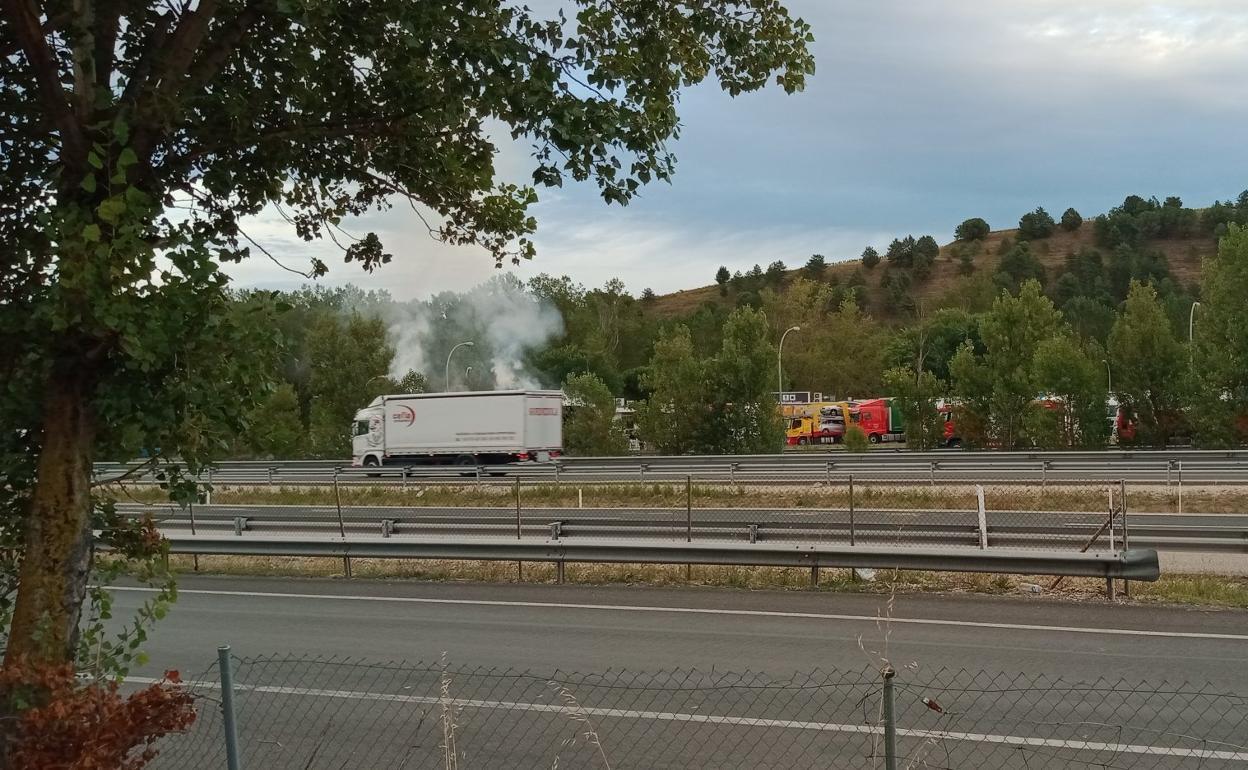 el incendio ha generado una importante columna de humo. 