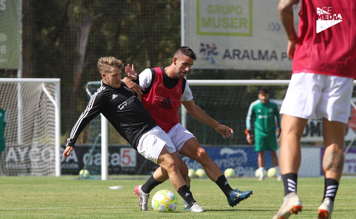 Juanma y Undabarrena disputando un balón en el primer entrenamiento. 