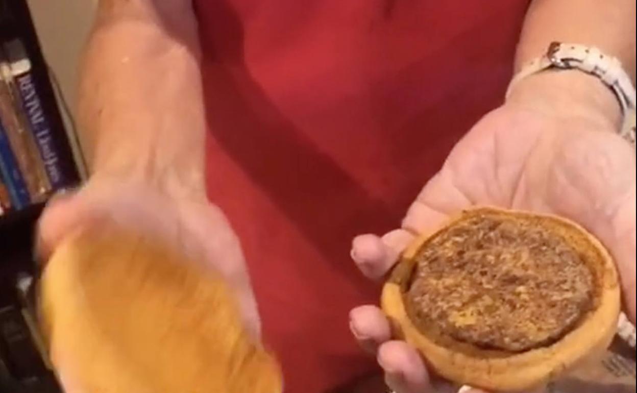 La dueña de la hamburguesa 'incorrupta' muestra su estado y el envoltorio en el que estaba. 