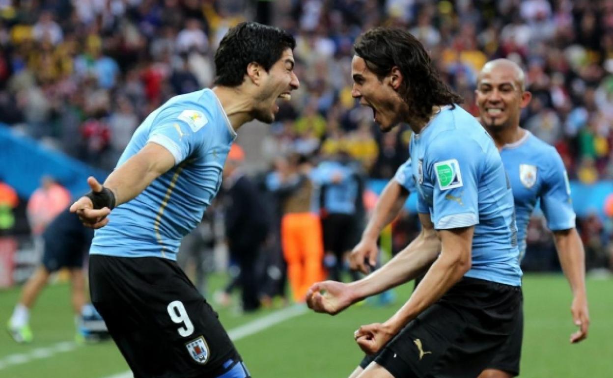 Luis Suárez y Edinson Cavani celebran un gol con Uruguay. 