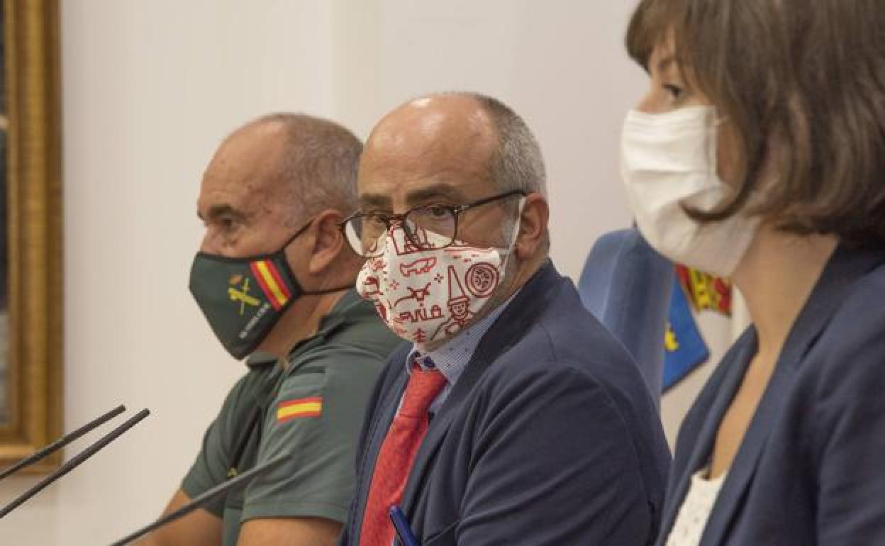 El coronel de la Guardia Civil, el consejero de Sanidad y la directora general de Salud Pública, en la rueda de prensa de esta mañana. 