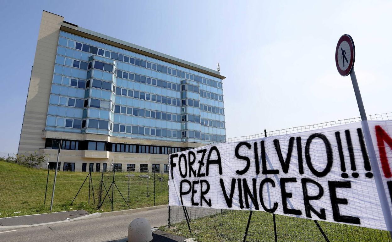 Pancarta de apoyo a Berlusconi en el hospital de San Raffaele.