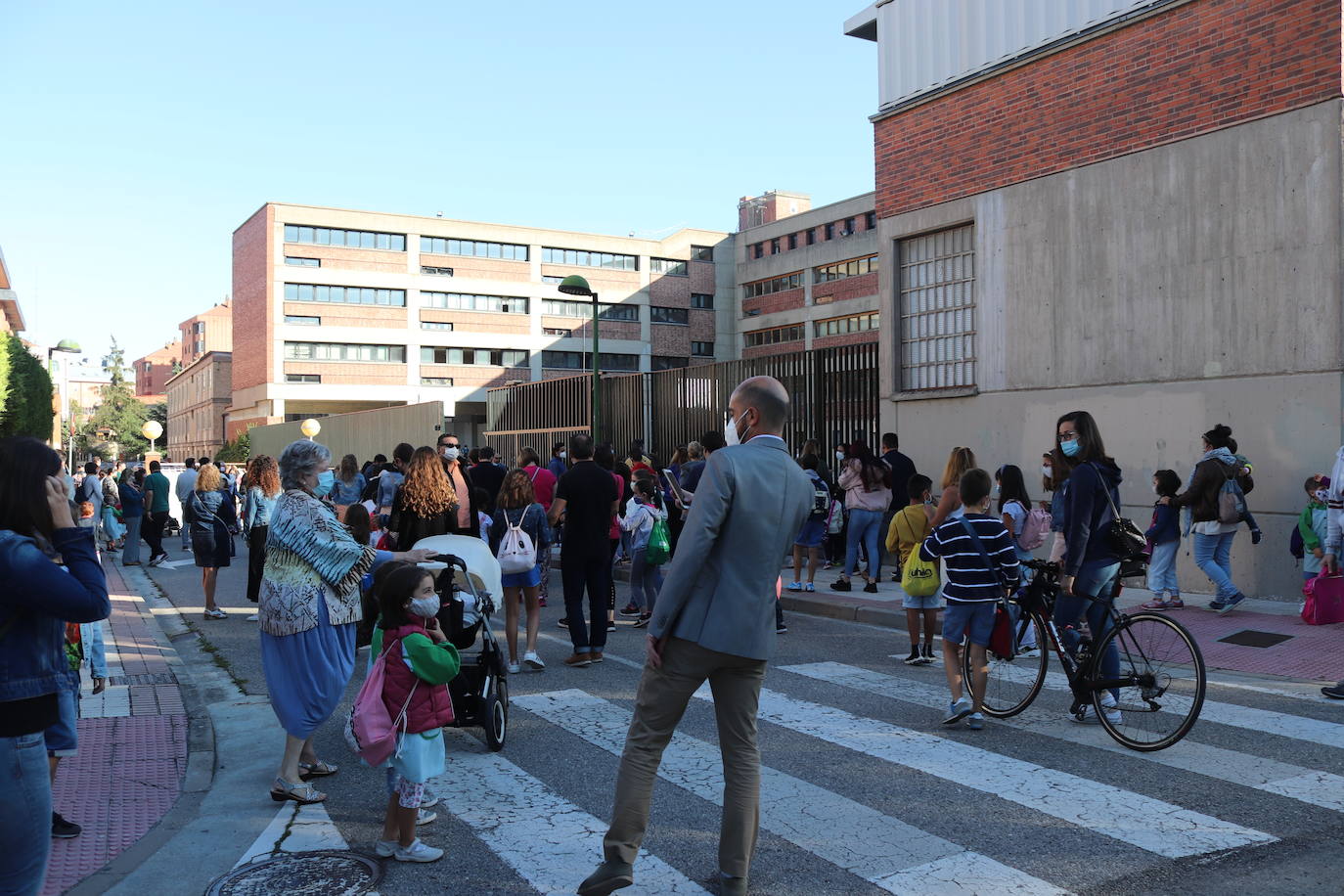 La espera a la entrada de los centros, como en Sagrada Familia, ha estado cargada de nervios.