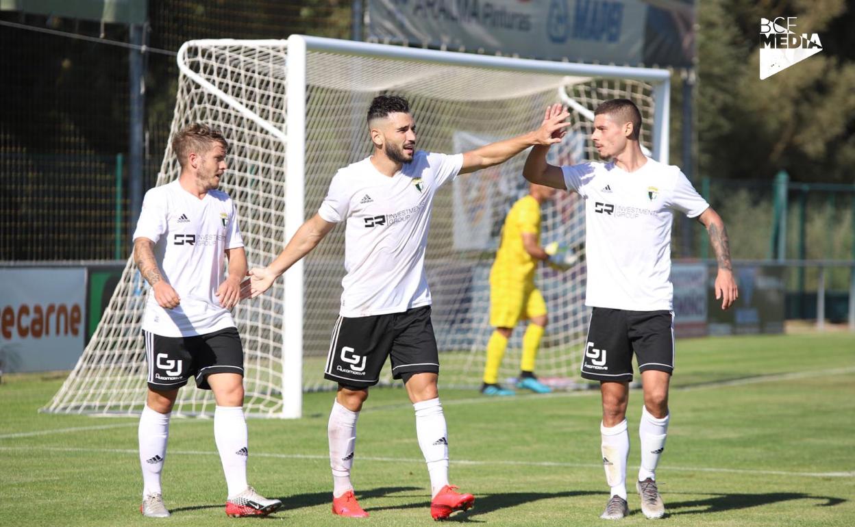 Juanma (izq) ha anotado el primer gol del partido. 