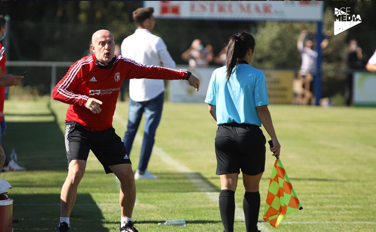 El entrenador del Burgos CF, Julián Calero, ha dirigido hoy su primer amistoso. 