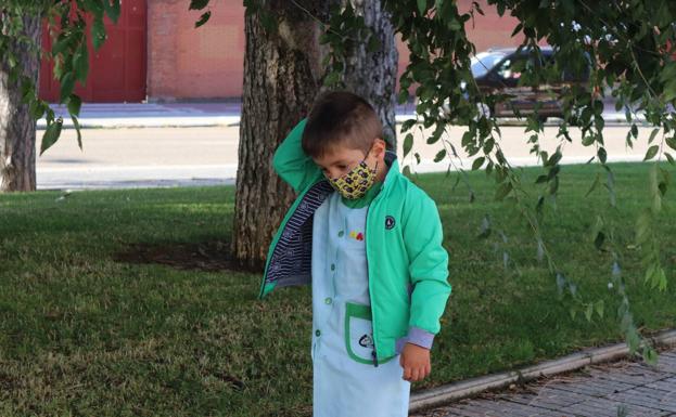 Con su babi y su mascarilla, que es obligatoria, ha recordado el propio Martín.