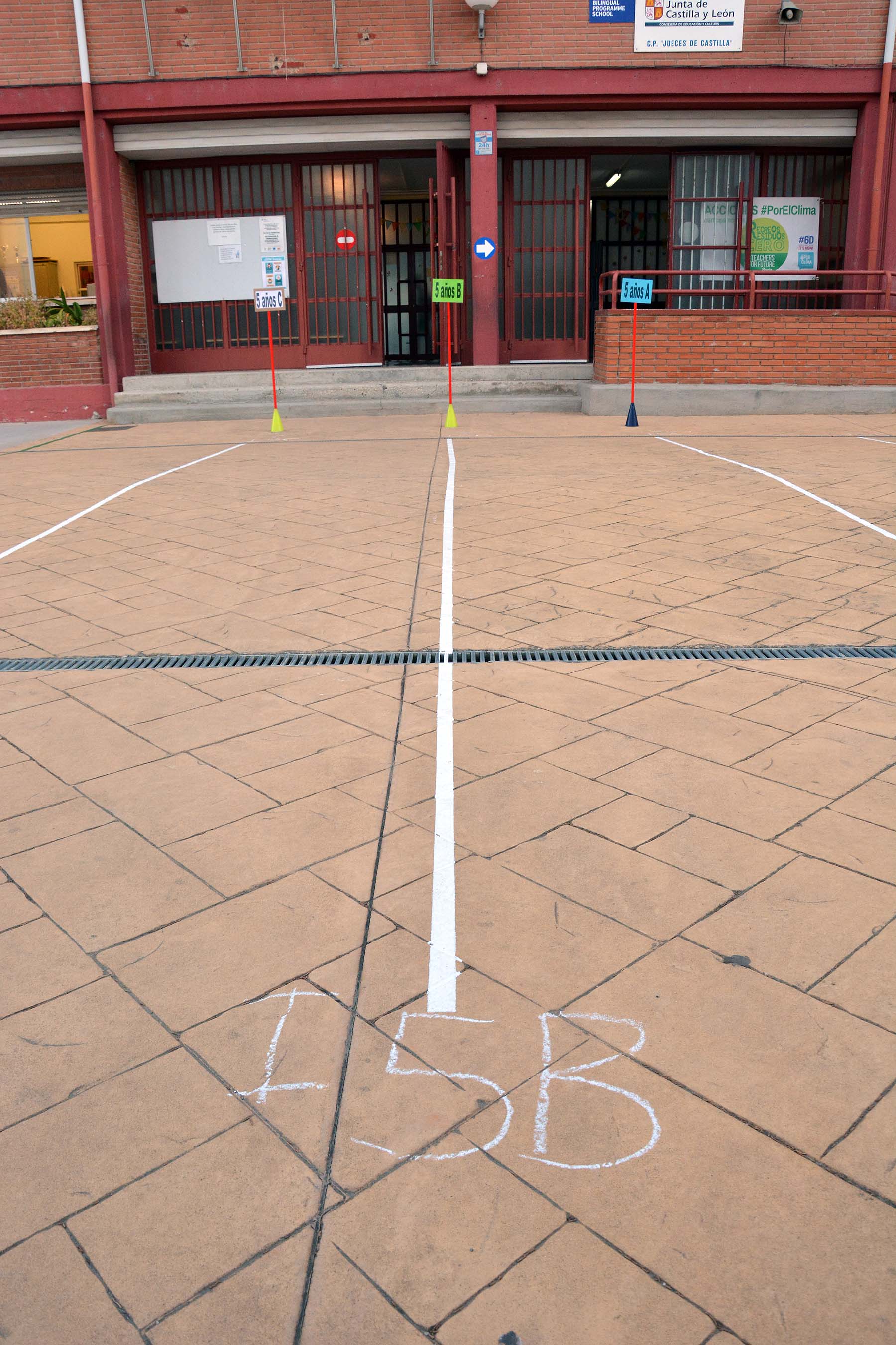 Decenas de niños esperan pacientemente en la calle antes de entrar en el colegio Jueces de Castilla. 