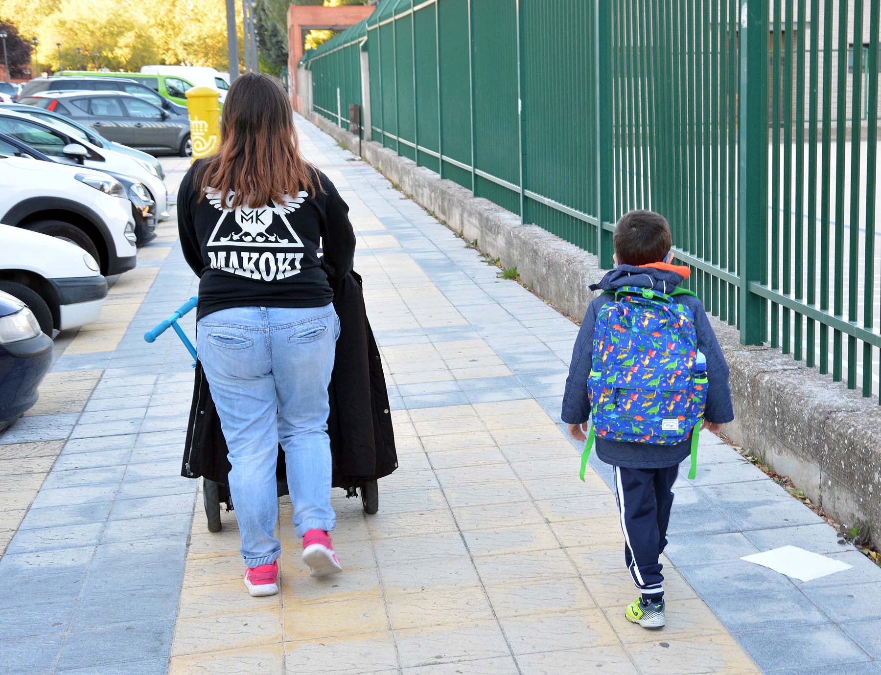 Decenas de niños esperan pacientemente en la calle antes de entrar en el colegio Jueces de Castilla. 