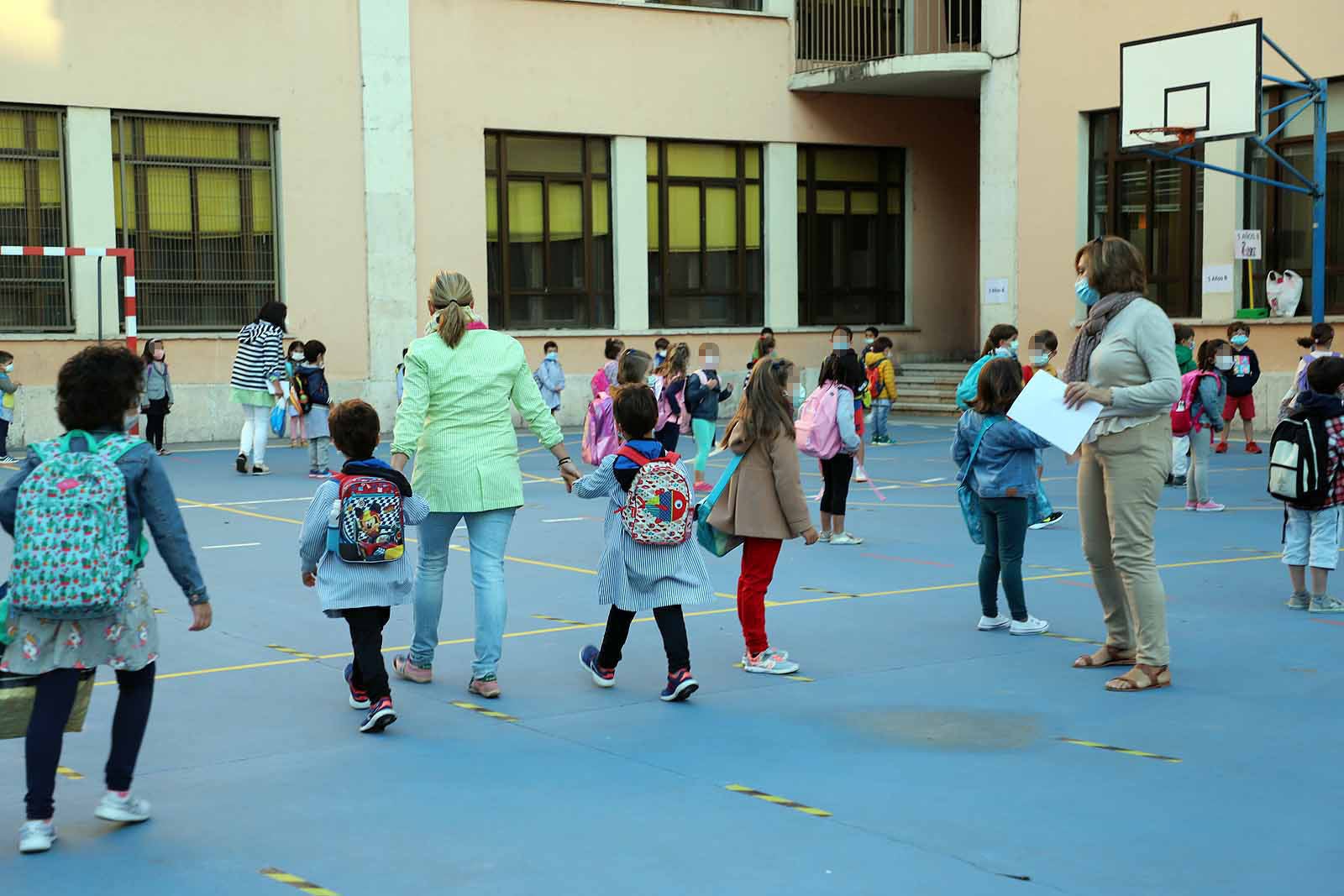 Decenas de niños esperan pacientemente en la calle antes de entrar en el colegio Jueces de Castilla. 