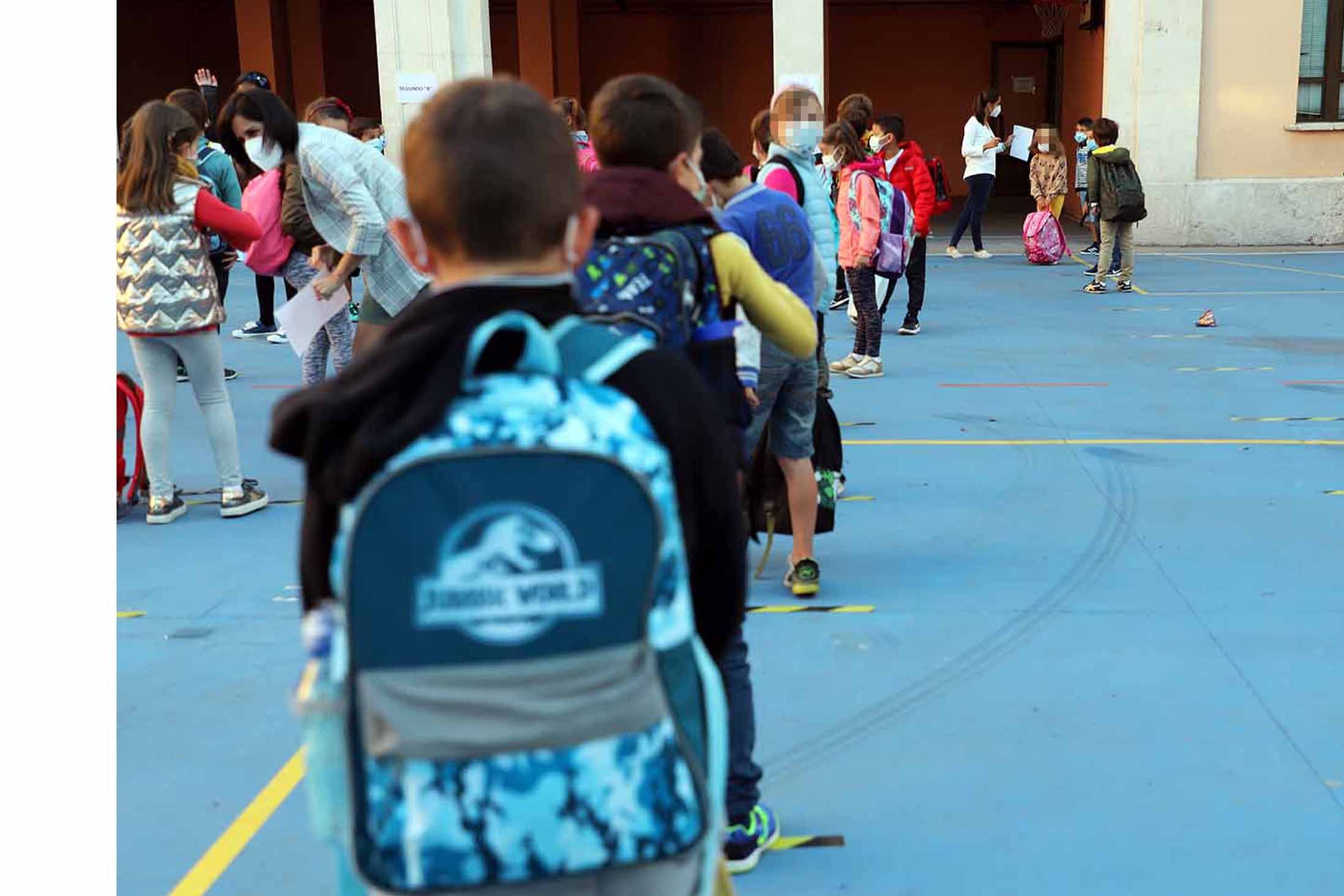 Decenas de niños esperan pacientemente en la calle antes de entrar en el colegio Jueces de Castilla. 