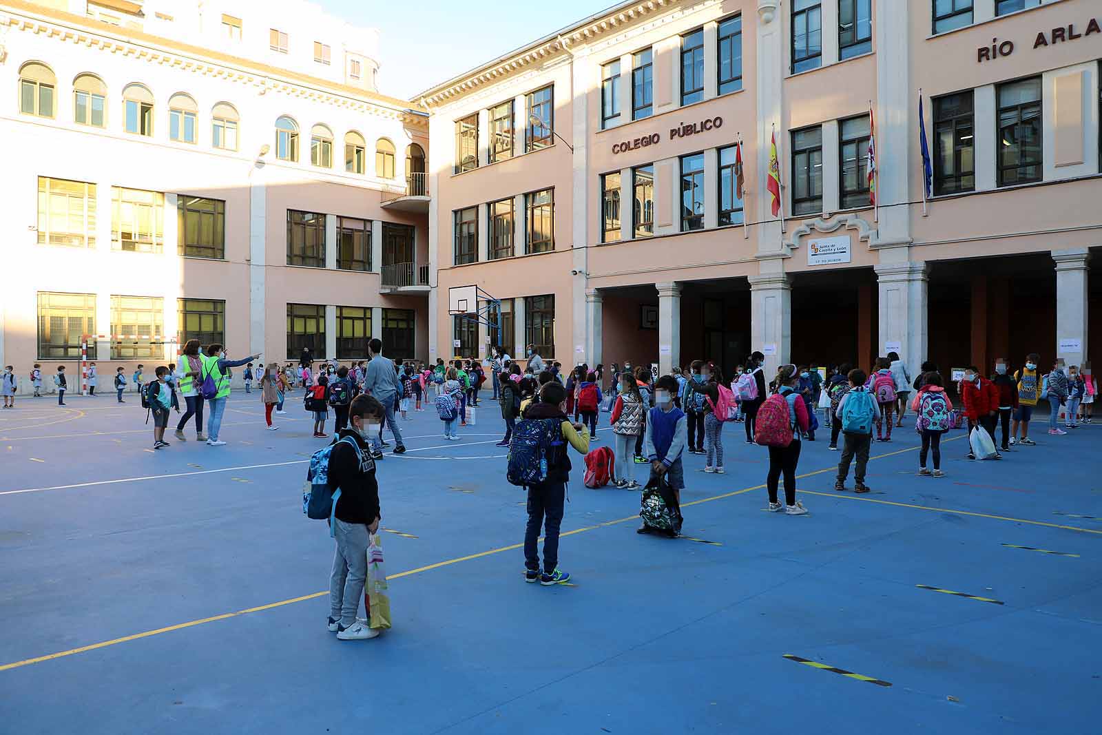 Decenas de niños esperan pacientemente en la calle antes de entrar en el colegio Jueces de Castilla. 