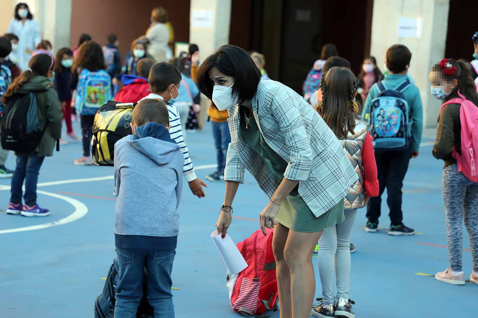 Decenas de niños esperan pacientemente en la calle antes de entrar en el colegio Jueces de Castilla. 