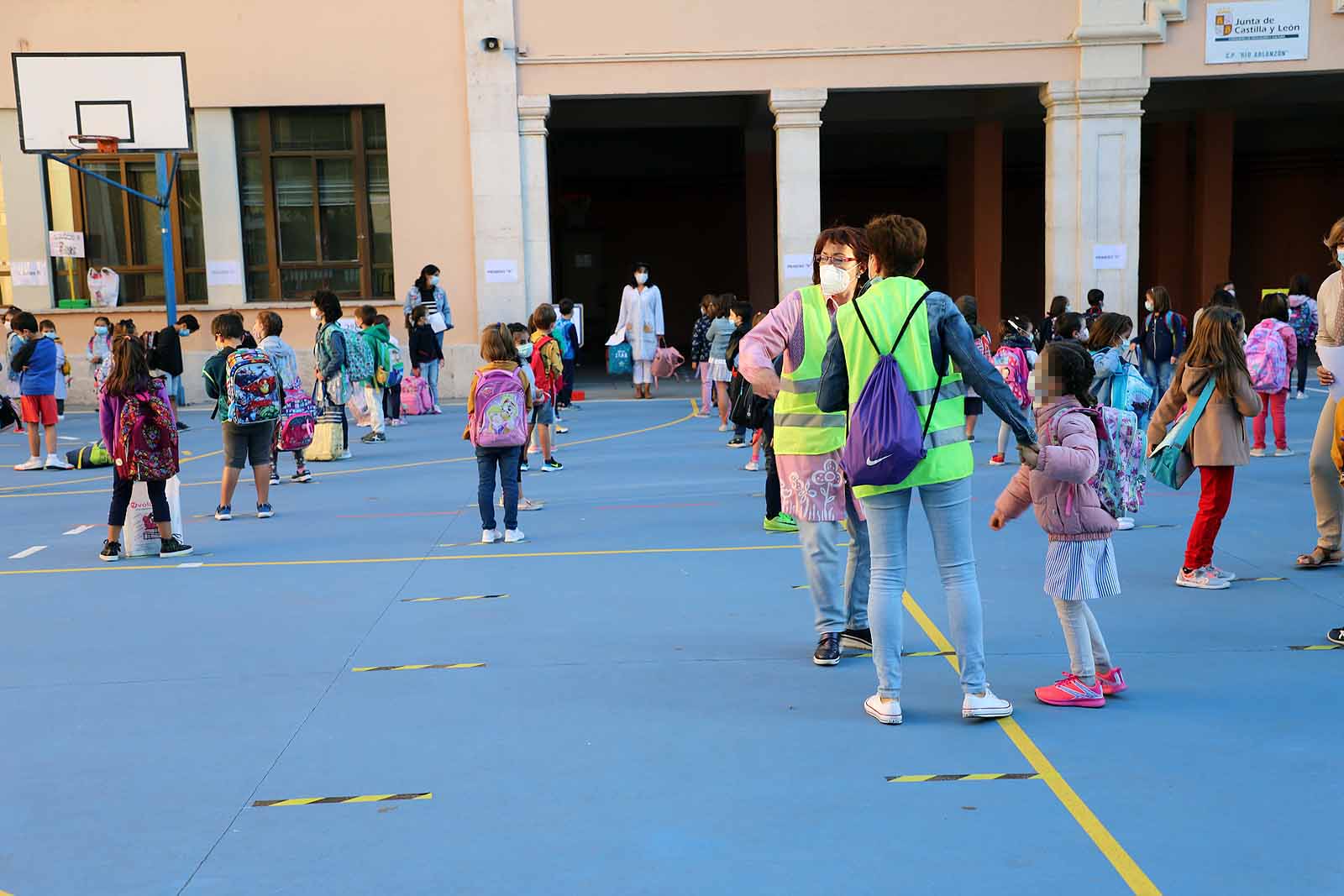 Decenas de niños esperan pacientemente en la calle antes de entrar en el colegio Jueces de Castilla. 