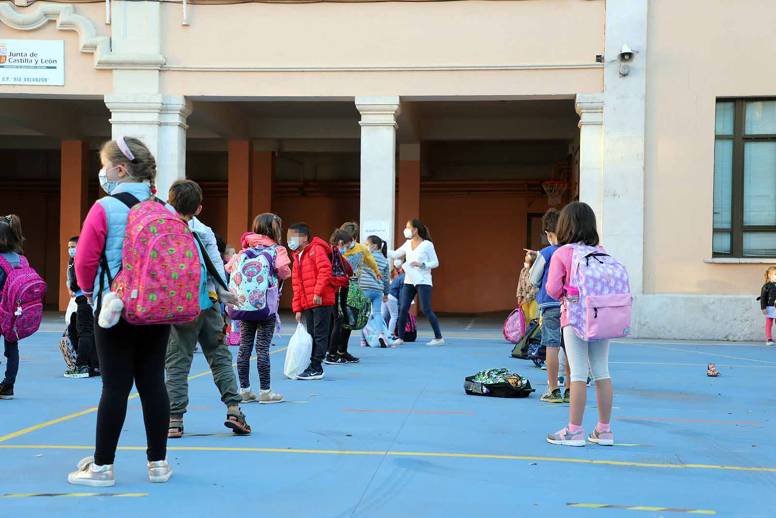 Decenas de niños esperan pacientemente en la calle antes de entrar en el colegio Jueces de Castilla. 