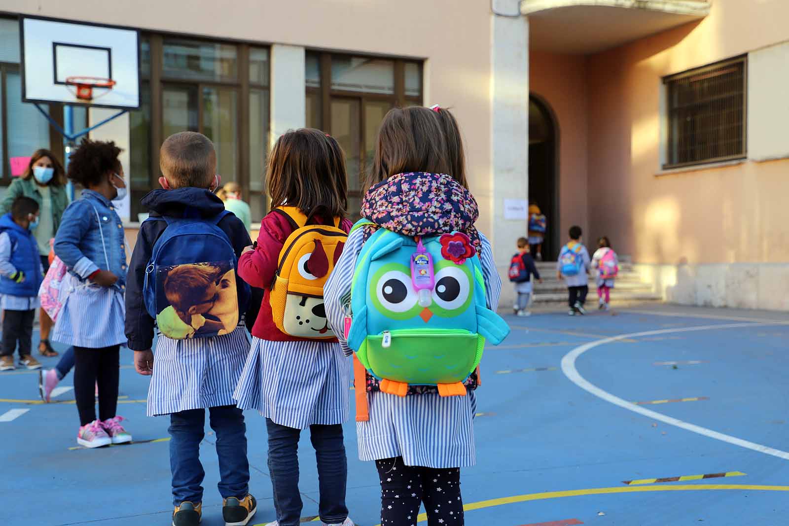 Decenas de niños esperan pacientemente en la calle antes de entrar en el colegio Jueces de Castilla. 