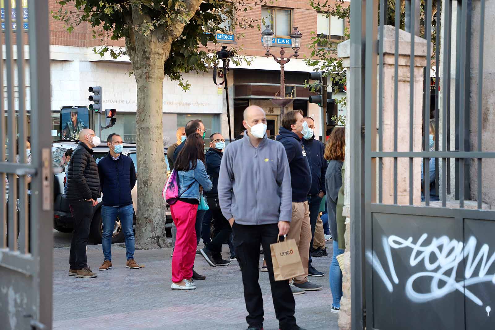 Decenas de niños esperan pacientemente en la calle antes de entrar en el colegio Jueces de Castilla. 