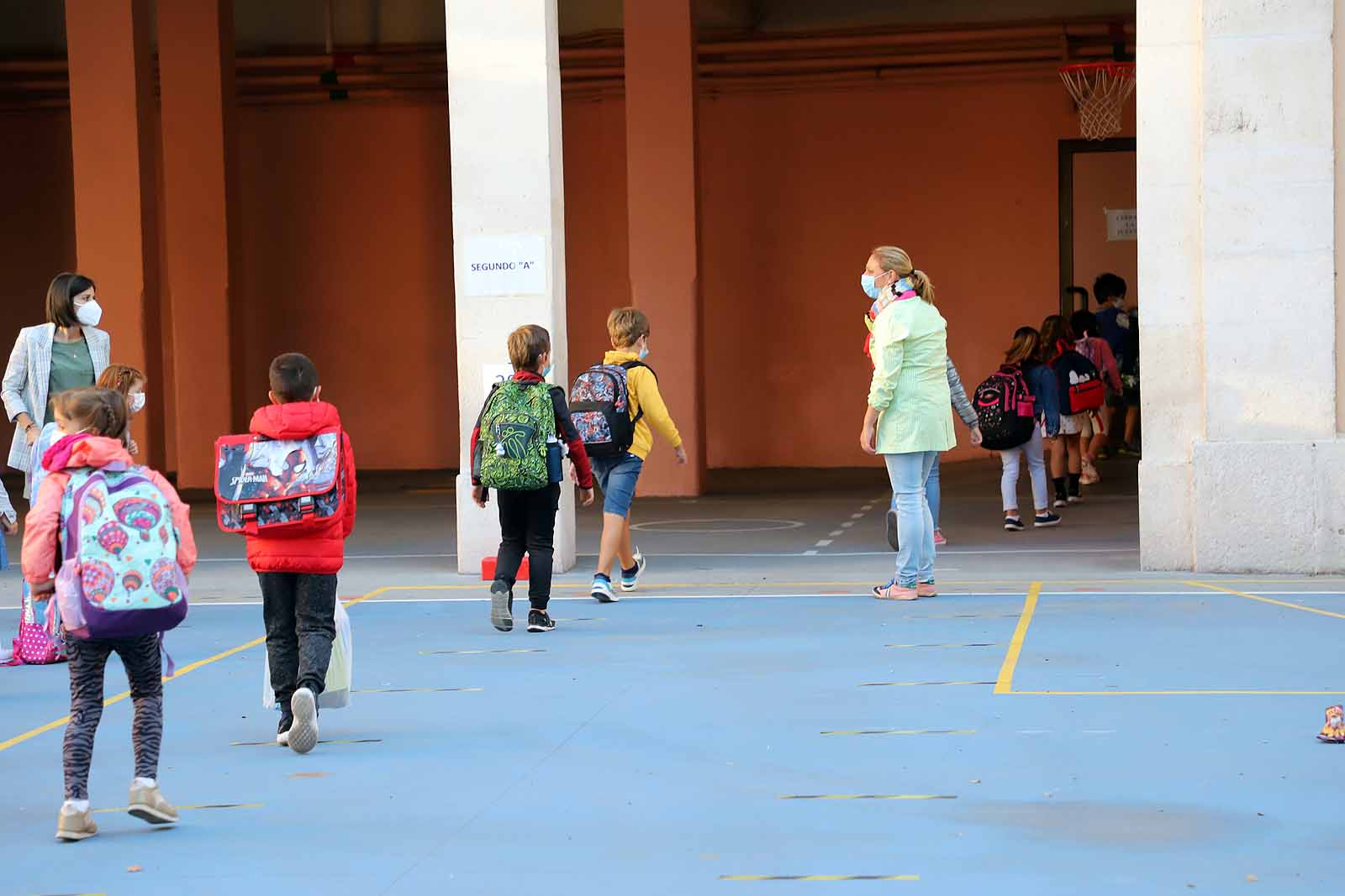 Decenas de niños esperan pacientemente en la calle antes de entrar en el colegio Jueces de Castilla. 