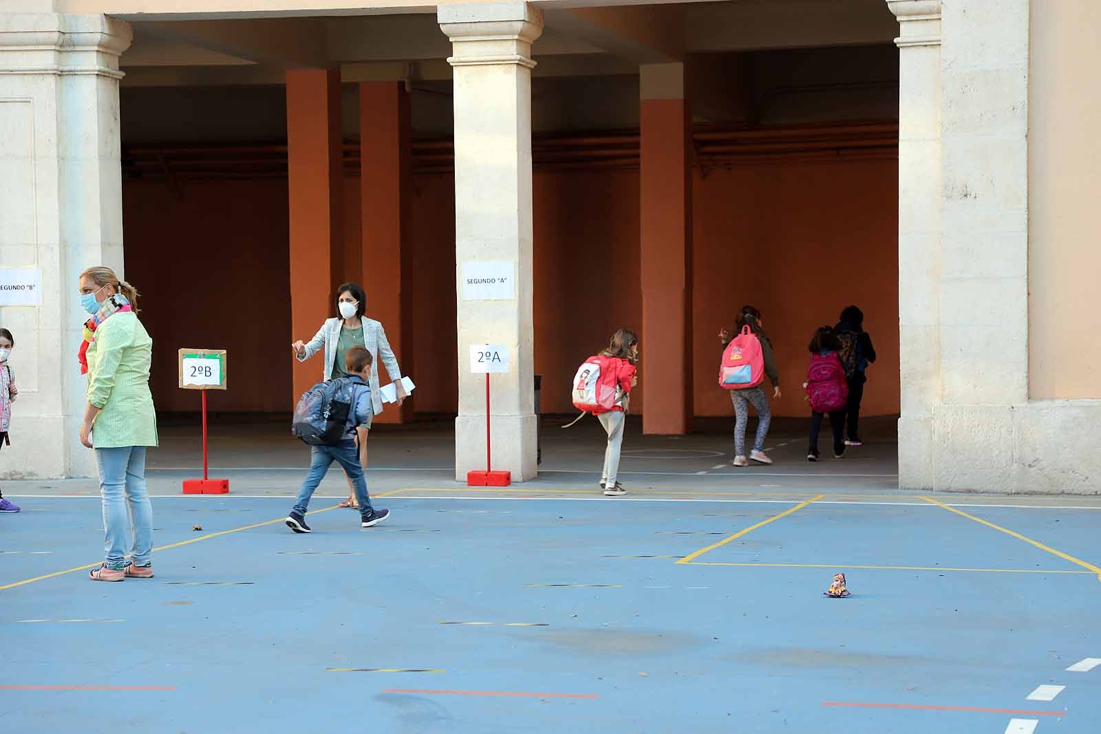 Decenas de niños esperan pacientemente en la calle antes de entrar en el colegio Jueces de Castilla. 