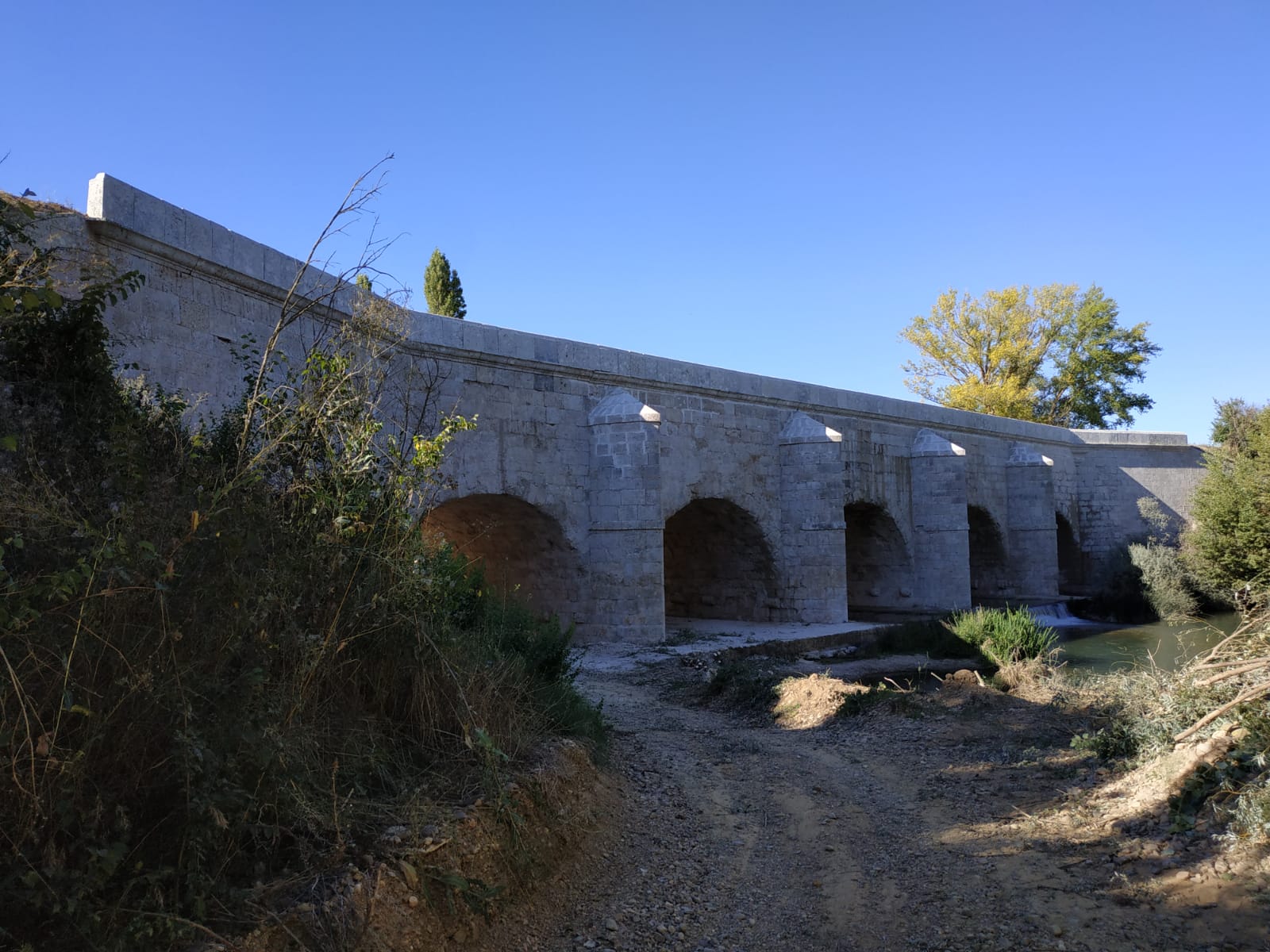 El acueducto permite superar el río Abánades. 