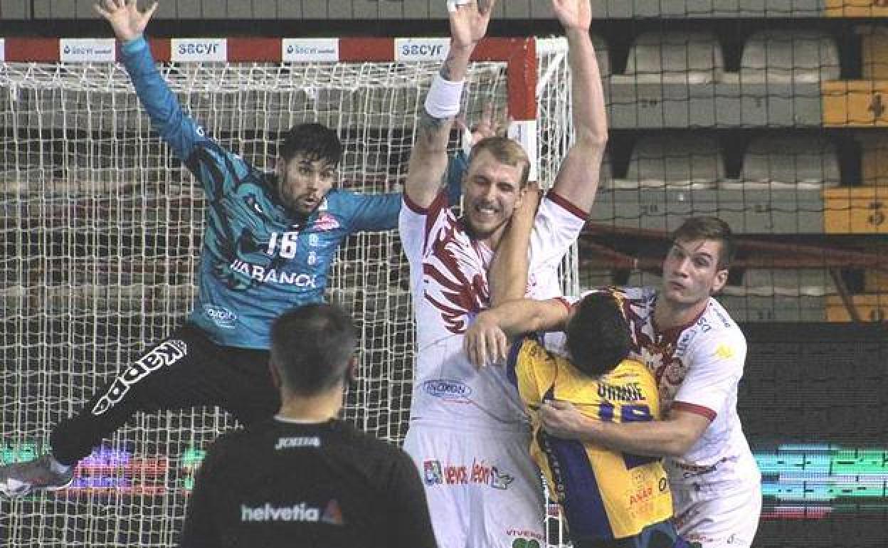 Una acción defensiva del equipo durante el partido ante el Villa de Aranda.