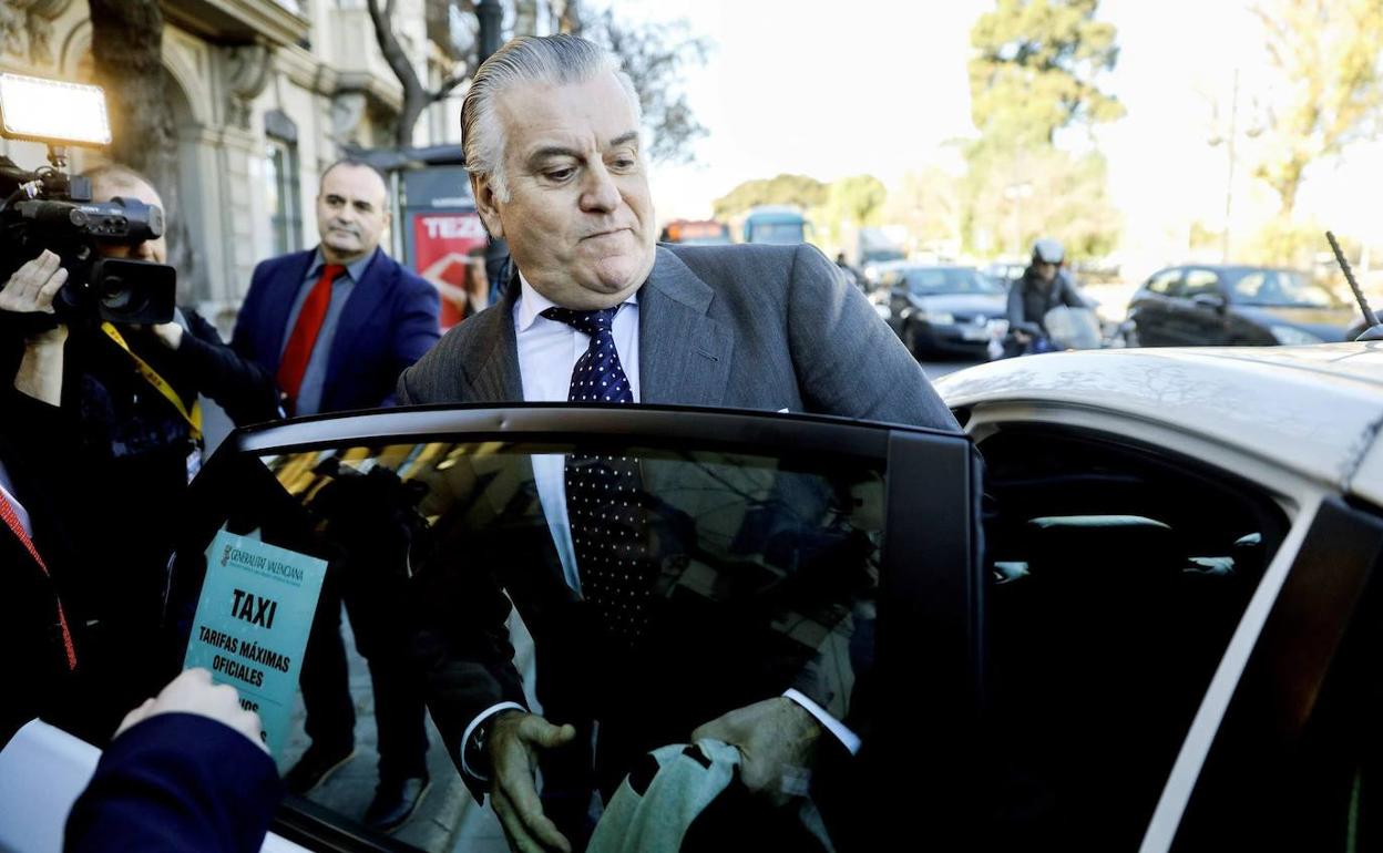 Bárcenas entra en su coche tras declarar en las Cortes valencianas.