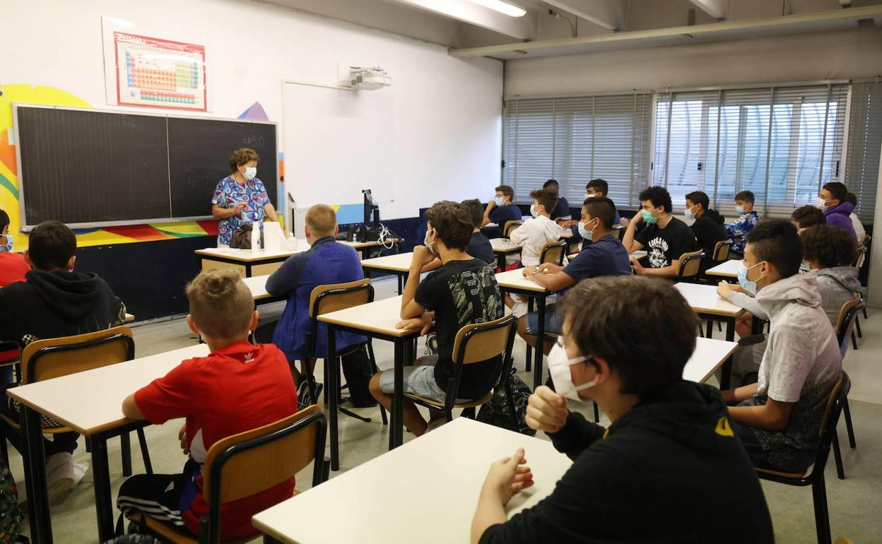 Los alumnos siguen la clase en un colegio de Italia.