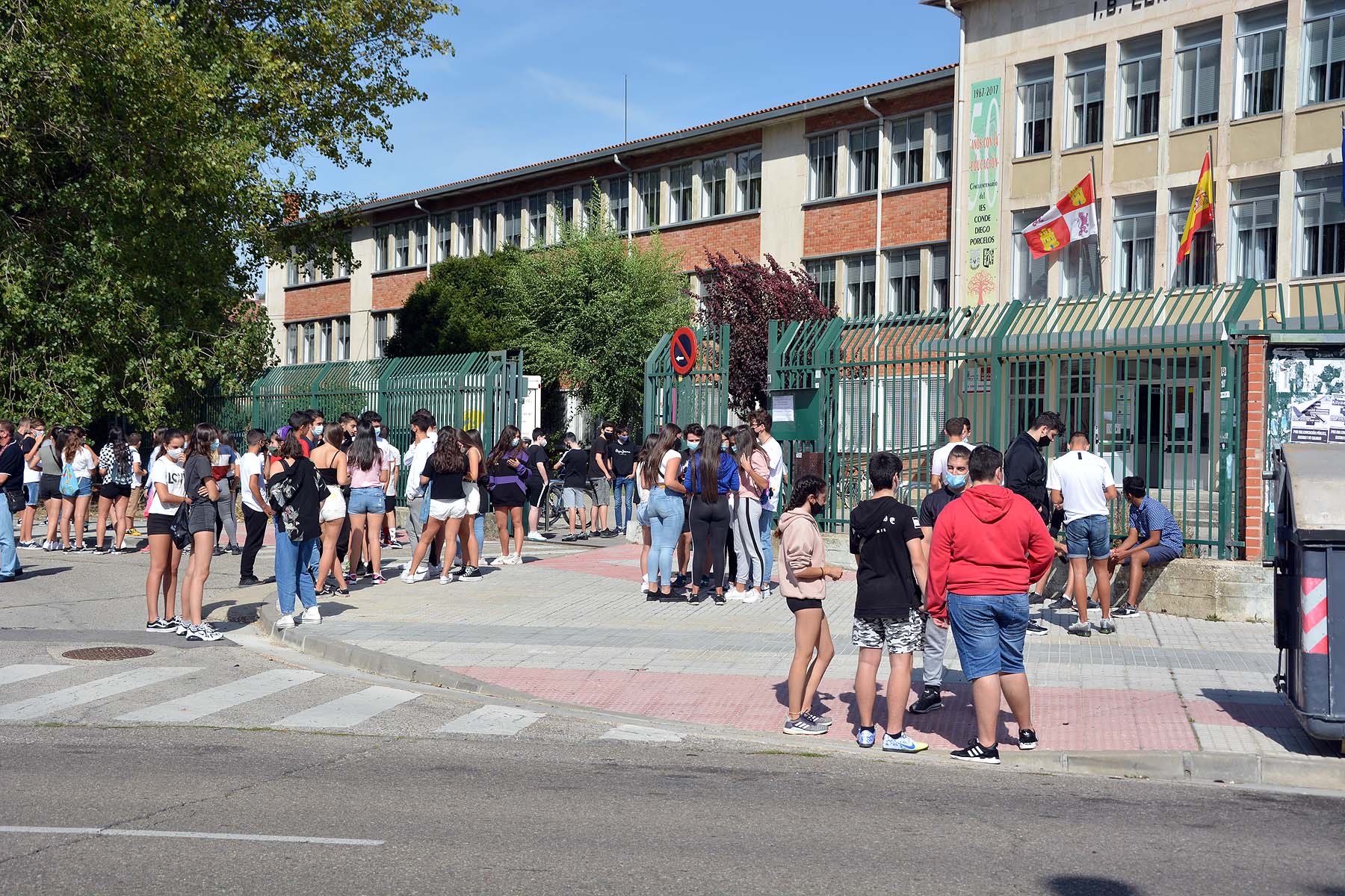 El trasiego de estudiantes ha sido una constante durante toda la mañana. 