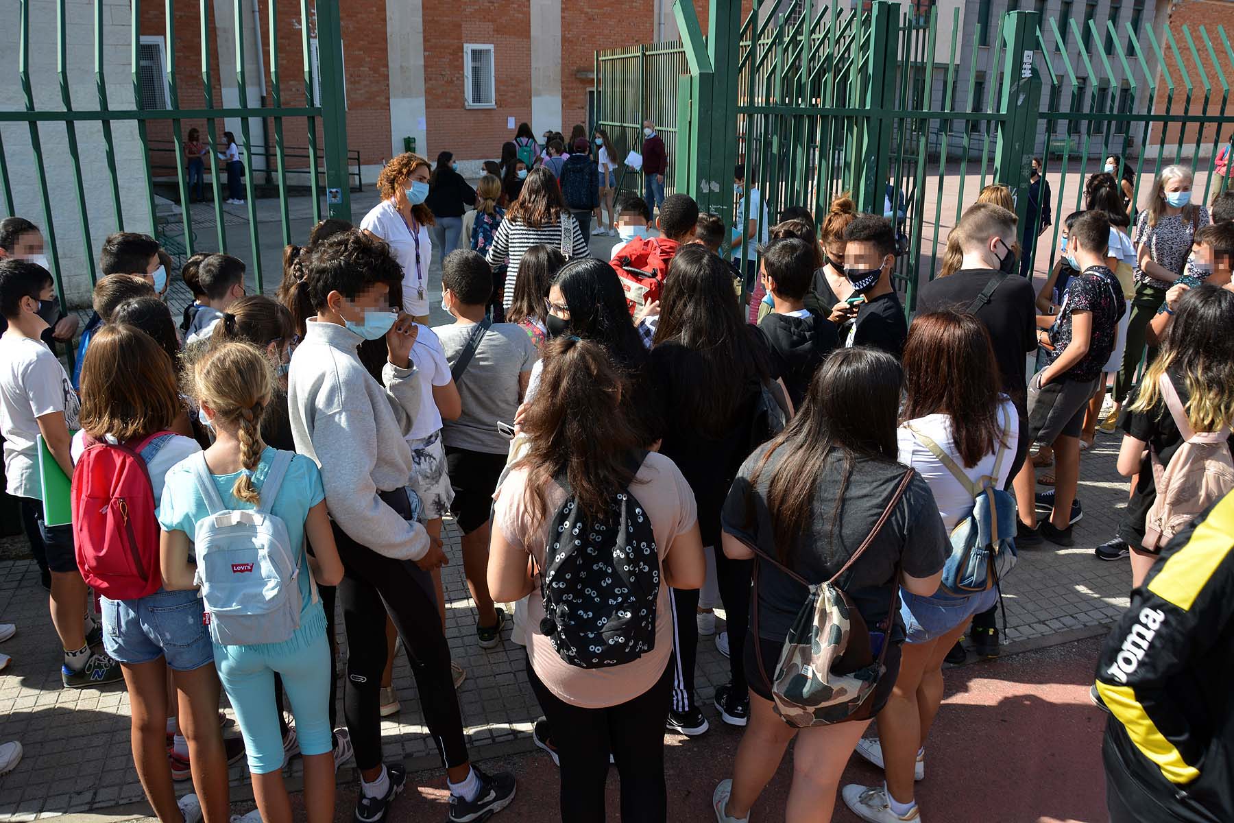 El trasiego de estudiantes ha sido una constante durante toda la mañana. 