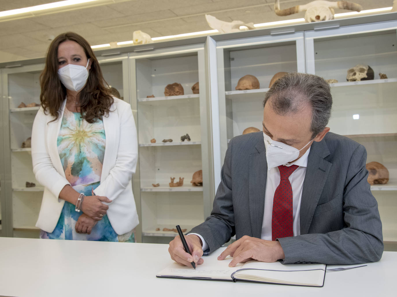 Fotos: El ministro Pedro Duque visita el CENIEH y Atapuerca