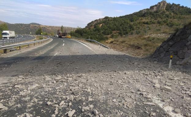 Imagen principal - Cortada la A-1 en Pancorbo tras impactar un transporte especial en un puente