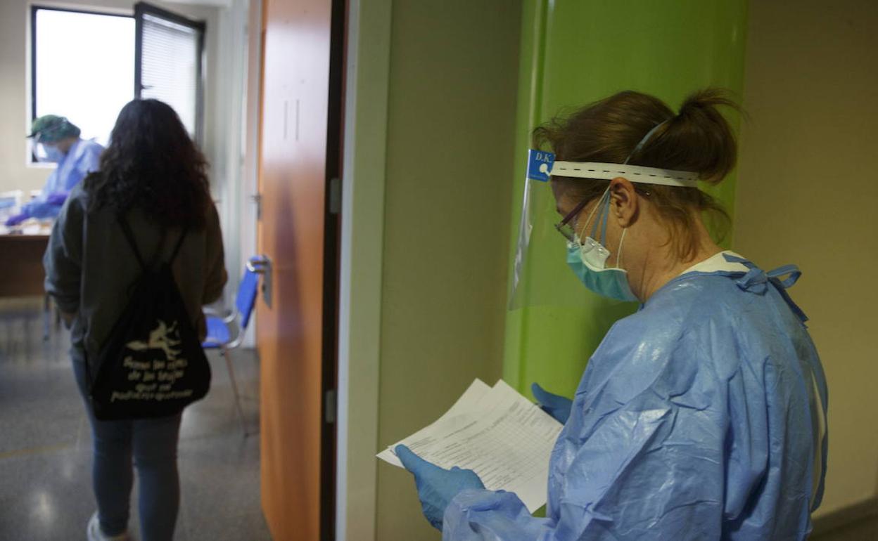 Enfermeras realizan pruebas PCR en un centro de salud de Valladolid.