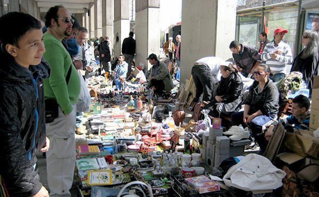 Imagen de archivo del mercadillo de la Plaza de España anterior a la crisis sanitaria. 