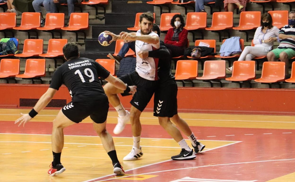 El cuadro local consiguió plantar cara al Torrelavega. 