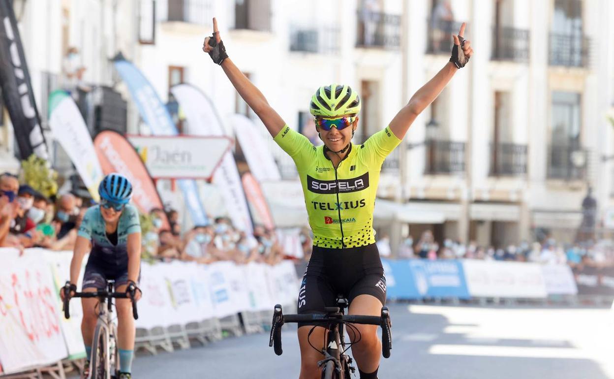 La joven ciclista arandina es campeona de España s-23 en contrarreloj y en línea. 