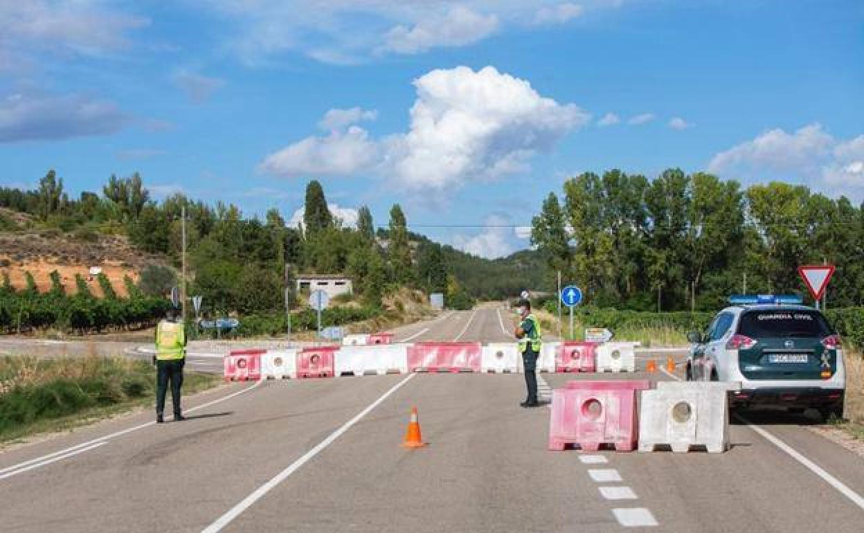 El confinamiento del municipio vino acompañado del corte de la carretera.