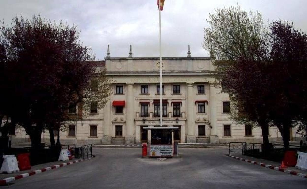 Fachada del acuartelamiento Diego Porcelos en Burgos. 