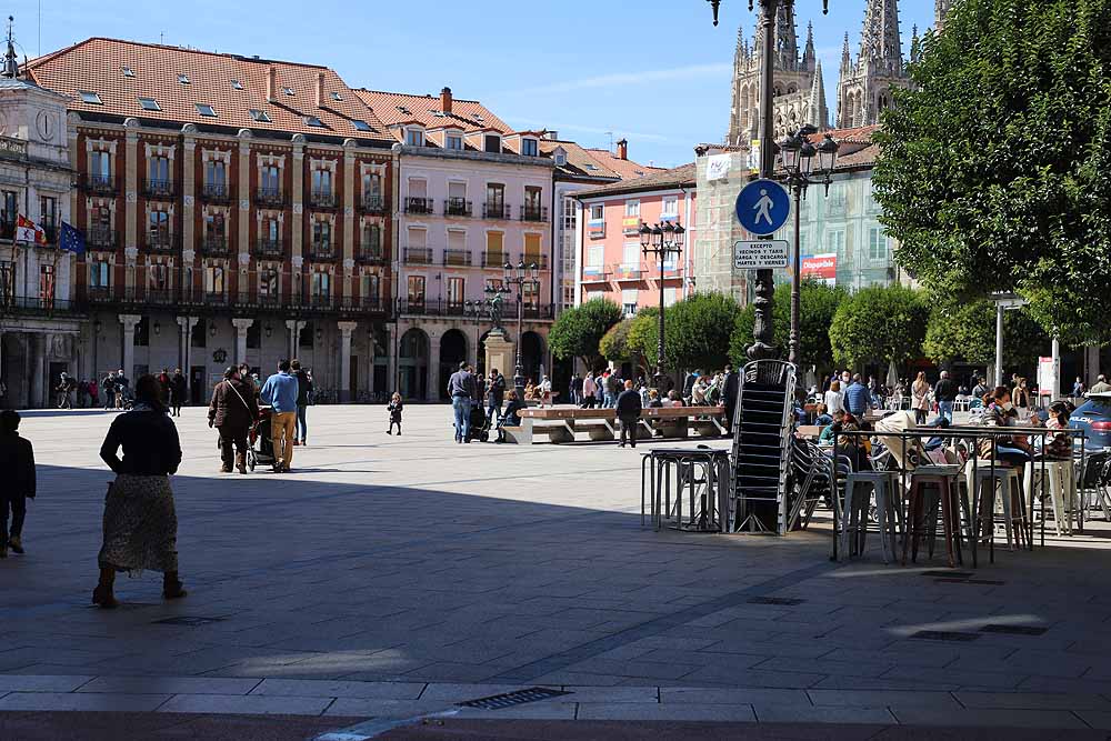 Fotos: El sol ha animado a los burgaleses a salir a la calle el primer domingo del otoño