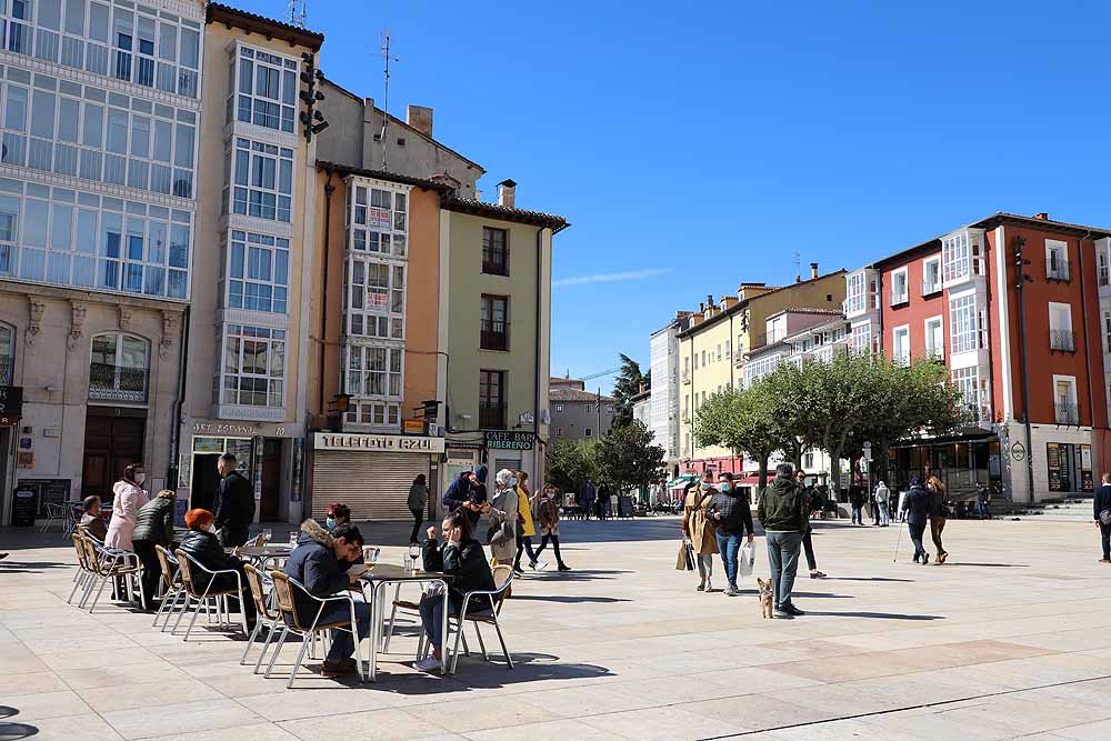 Fotos: El sol ha animado a los burgaleses a salir a la calle el primer domingo del otoño