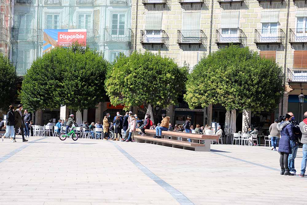 Fotos: El sol ha animado a los burgaleses a salir a la calle el primer domingo del otoño