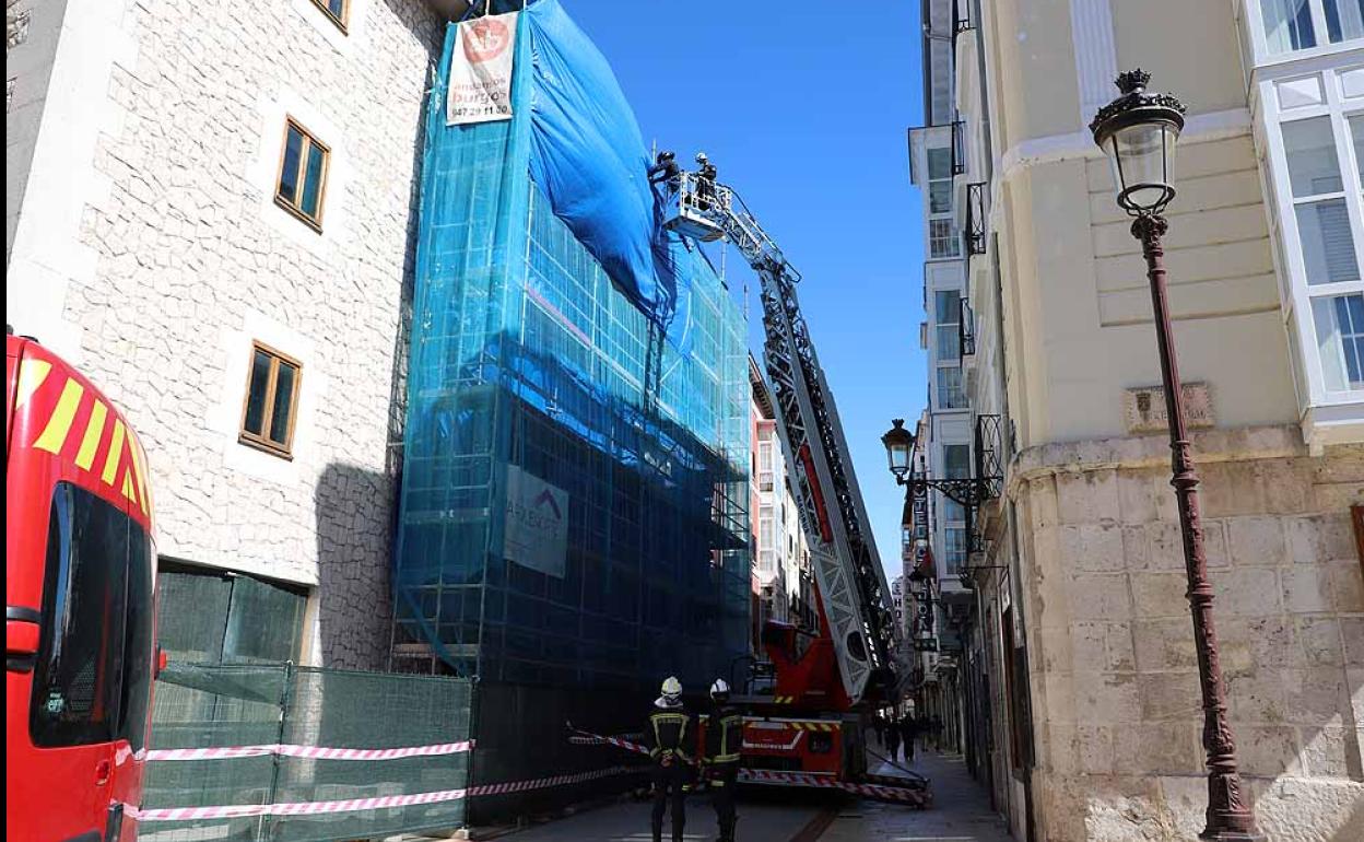 Las lonas que cubren los andamios estaban inseguras por efecto del viento.