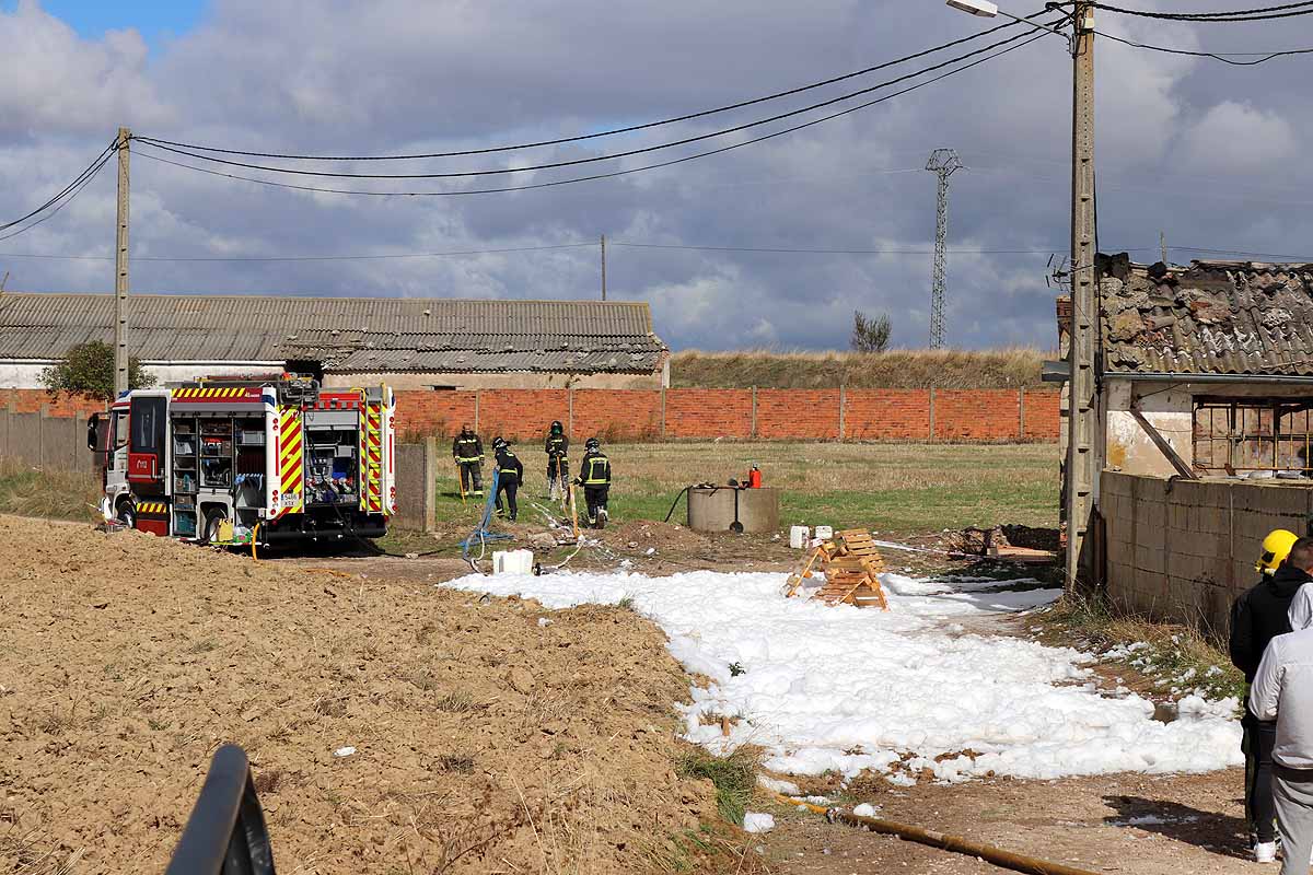 Fotos: Extinguido el incendio de una nave agrícola en Villagonzalo que se salda con daños materiales y sin heridos