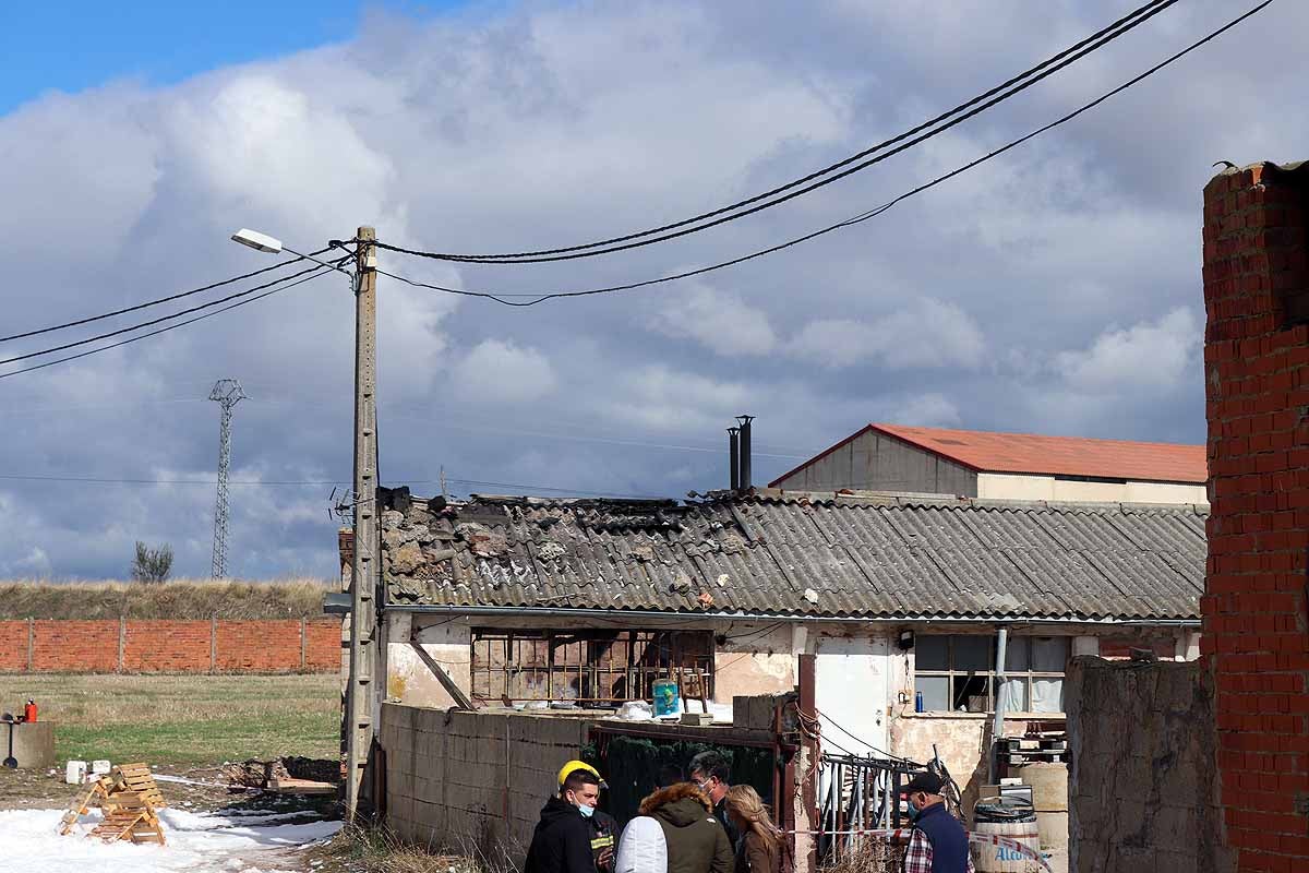 Fotos: Extinguido el incendio de una nave agrícola en Villagonzalo que se salda con daños materiales y sin heridos