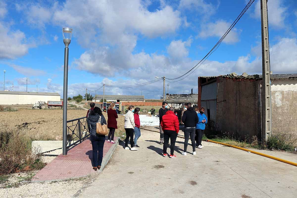 Fotos: Extinguido el incendio de una nave agrícola en Villagonzalo que se salda con daños materiales y sin heridos