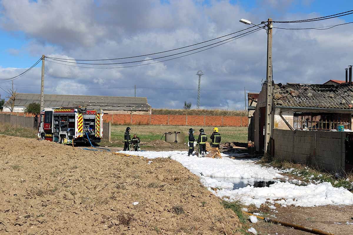 Fotos: Extinguido el incendio de una nave agrícola en Villagonzalo que se salda con daños materiales y sin heridos