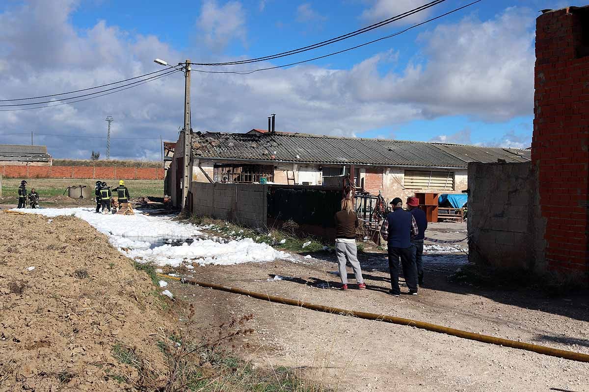 Fotos: Extinguido el incendio de una nave agrícola en Villagonzalo que se salda con daños materiales y sin heridos