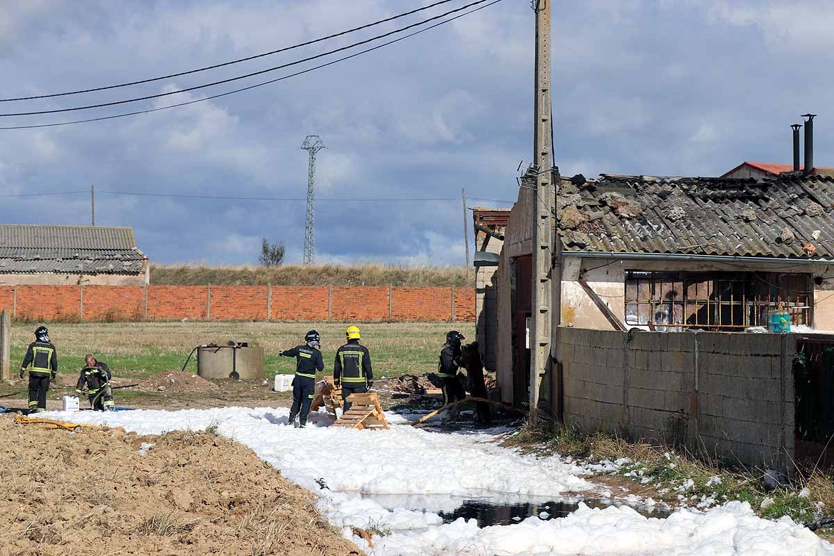 Fotos: Extinguido el incendio de una nave agrícola en Villagonzalo que se salda con daños materiales y sin heridos